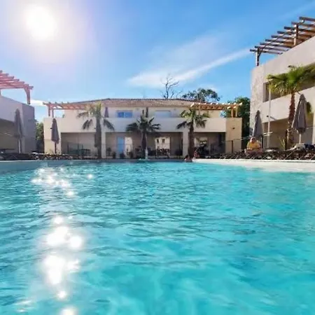 - Climatise - Piscine Partagee